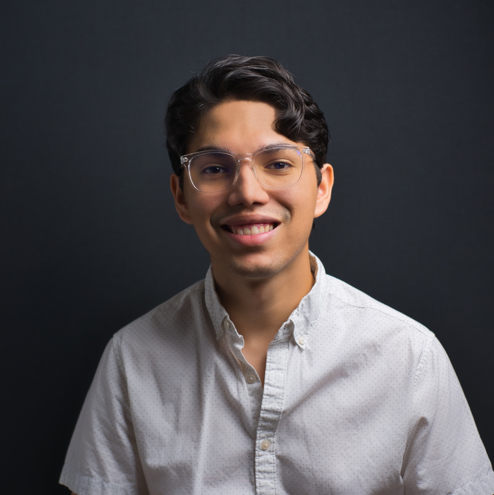 Retrato profesional limpio con sonrisa cálida