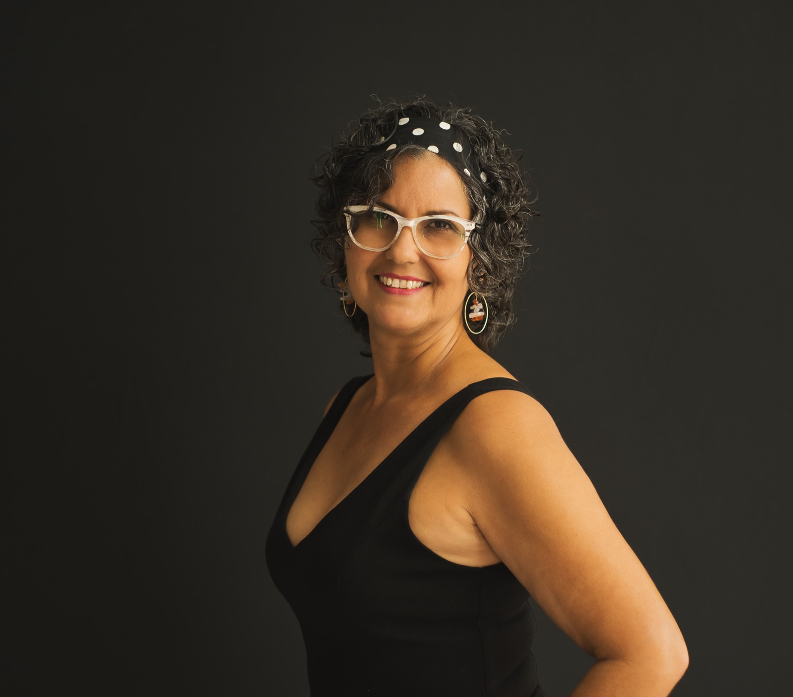Retrato de mujer con pañuelo y gafas blancas, pose elegante