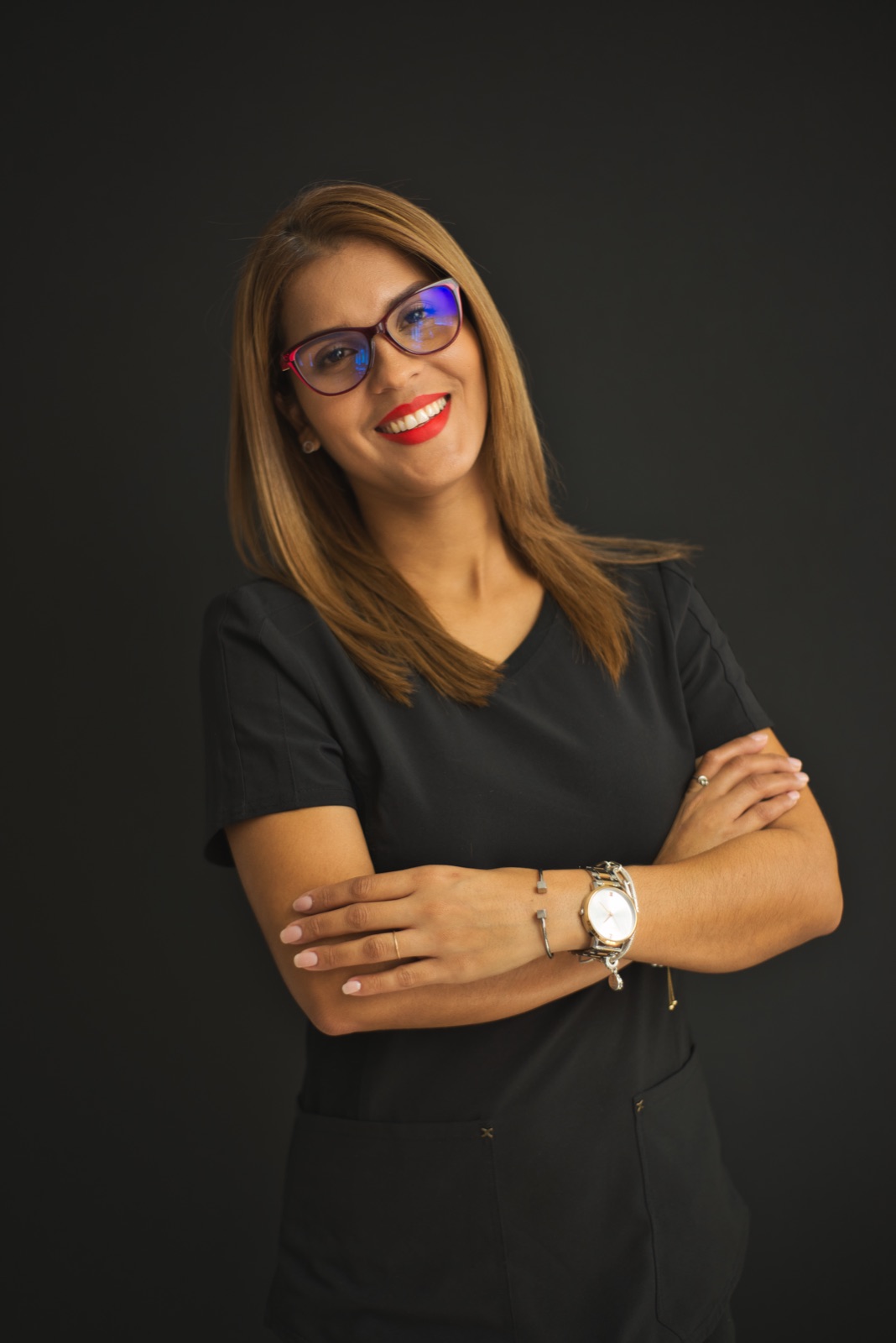 Retrato profesional de mujer con gafas violeta y brazos cruzados