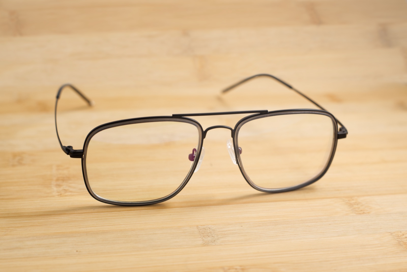 Gafas estilo aviator con montura metálica sobre madera