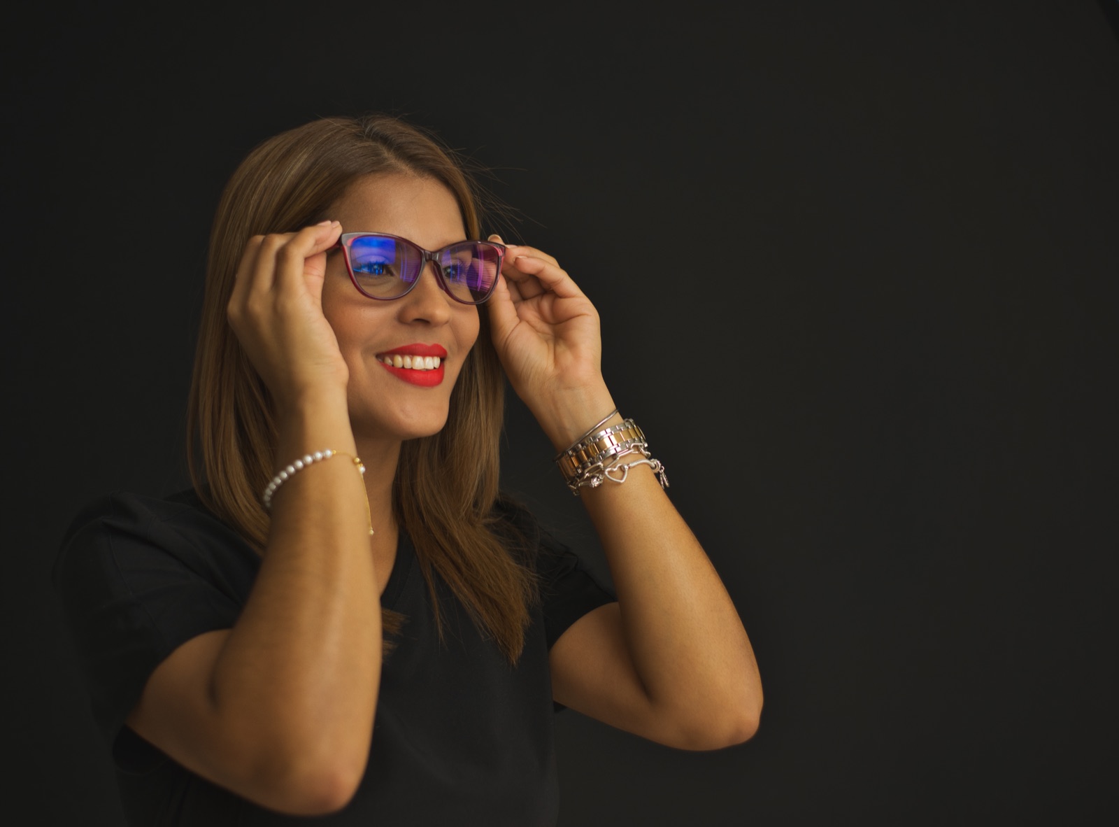 Modelo con gafas violeta y joyería en sesión de estudio