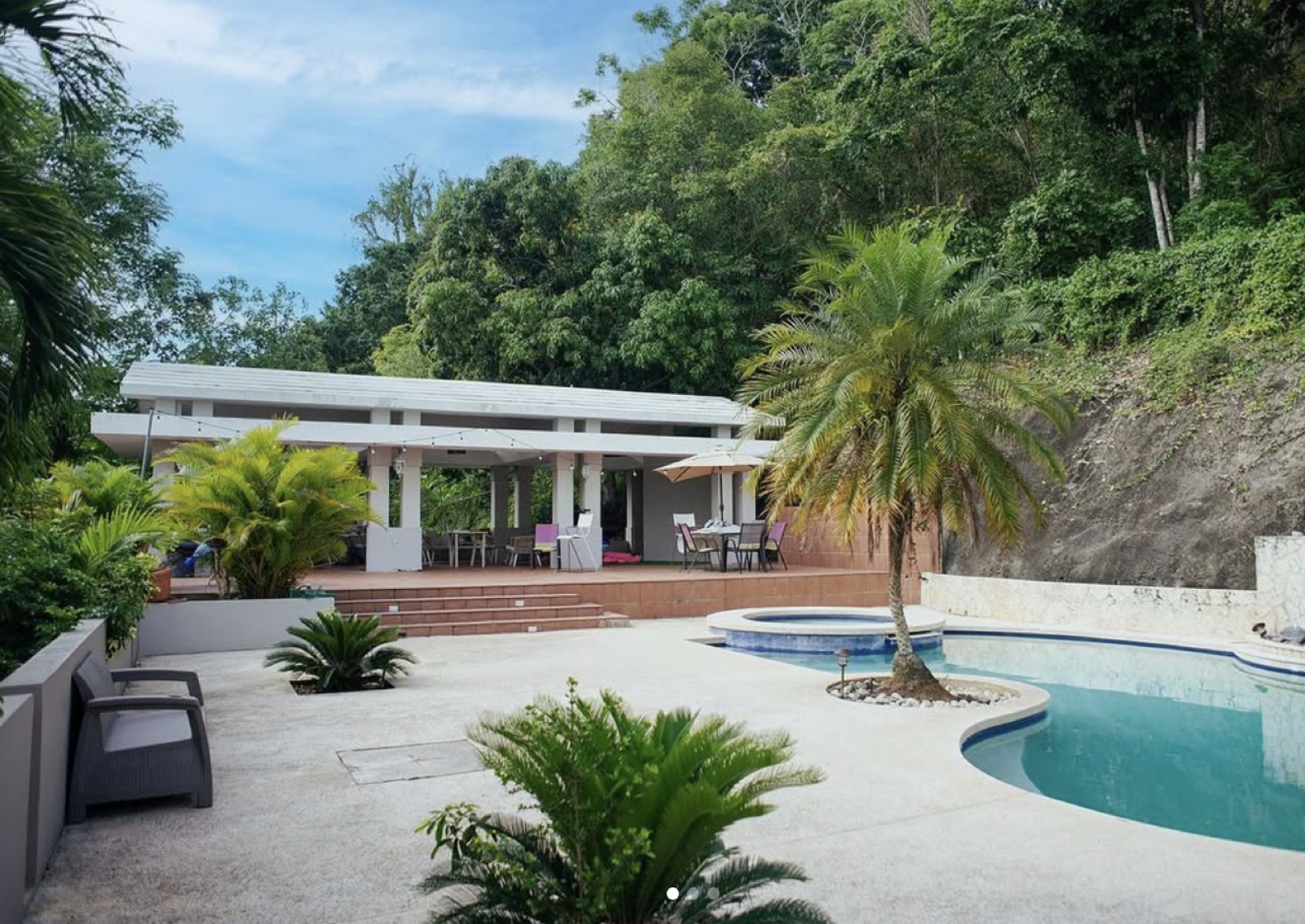 Villa con piscina rodeada de vegetación tropical en zona montañosa