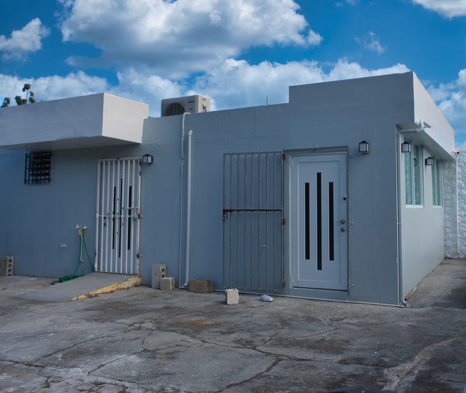 Exterior lateral del local comercial con rejas de seguridad
