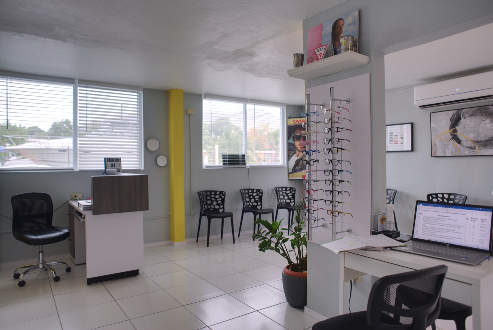 Estación de trabajo y consultoría con exhibidor de gafas