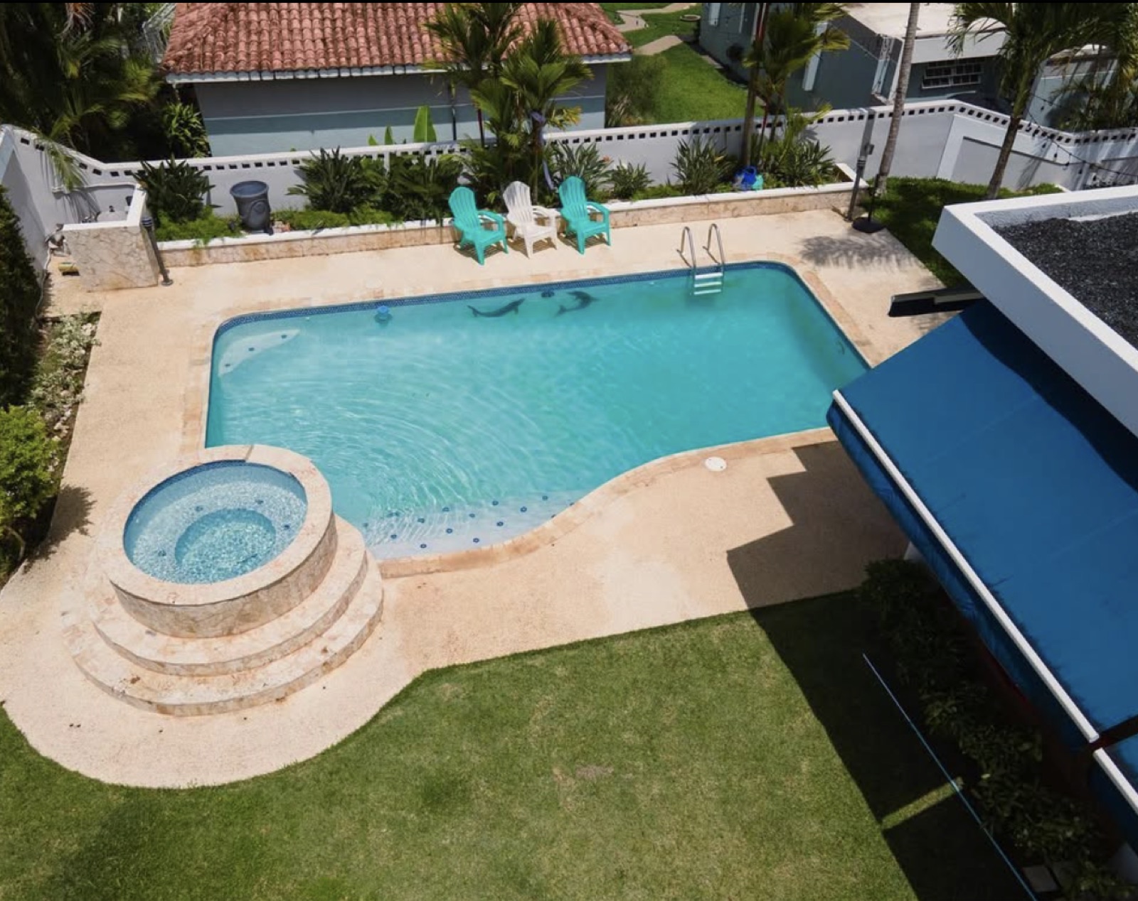 Piscina de propiedad residencial vista desde arriba