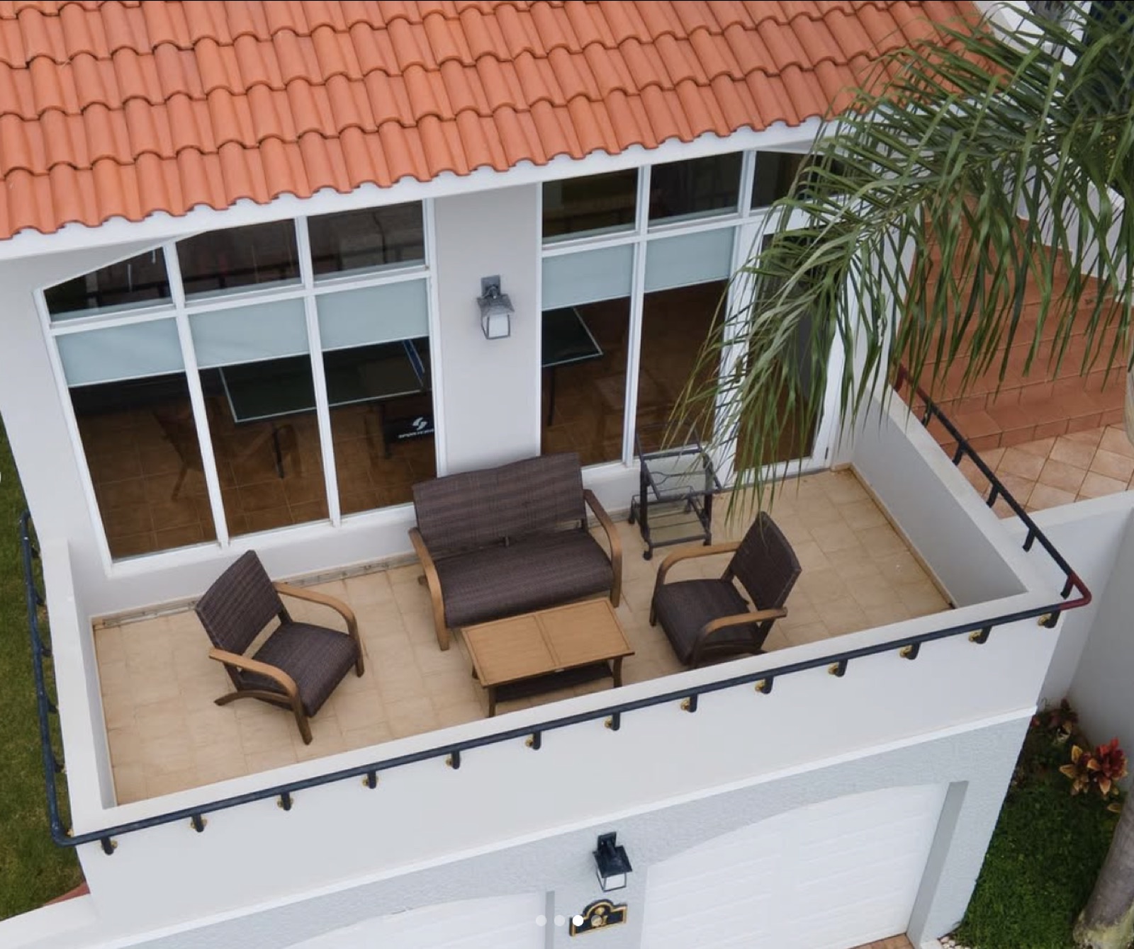 Terraza exterior con muebles de patio vista desde un ángulo elevado