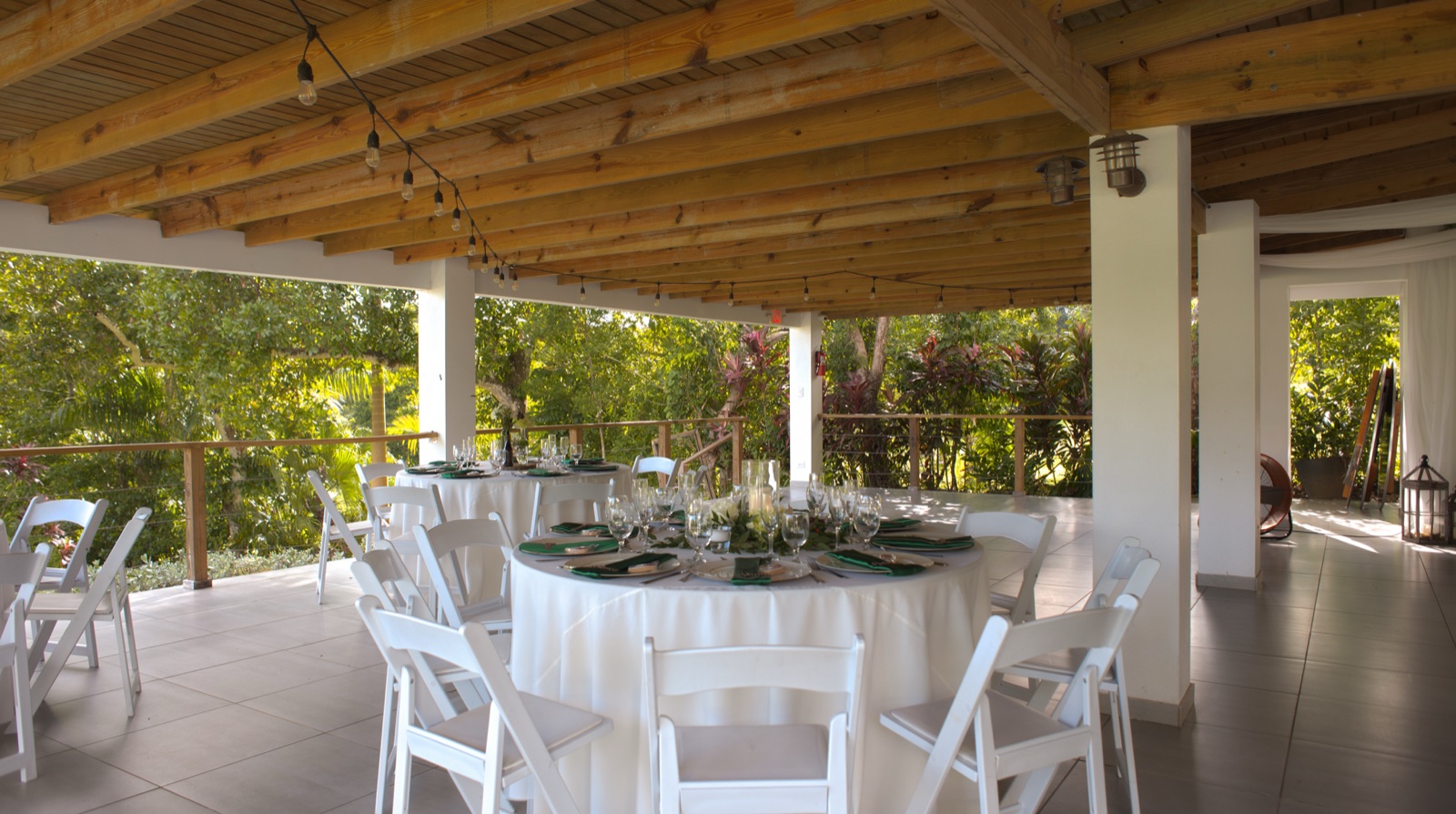 Pérgola de madera con mesas de recepción al aire libre
