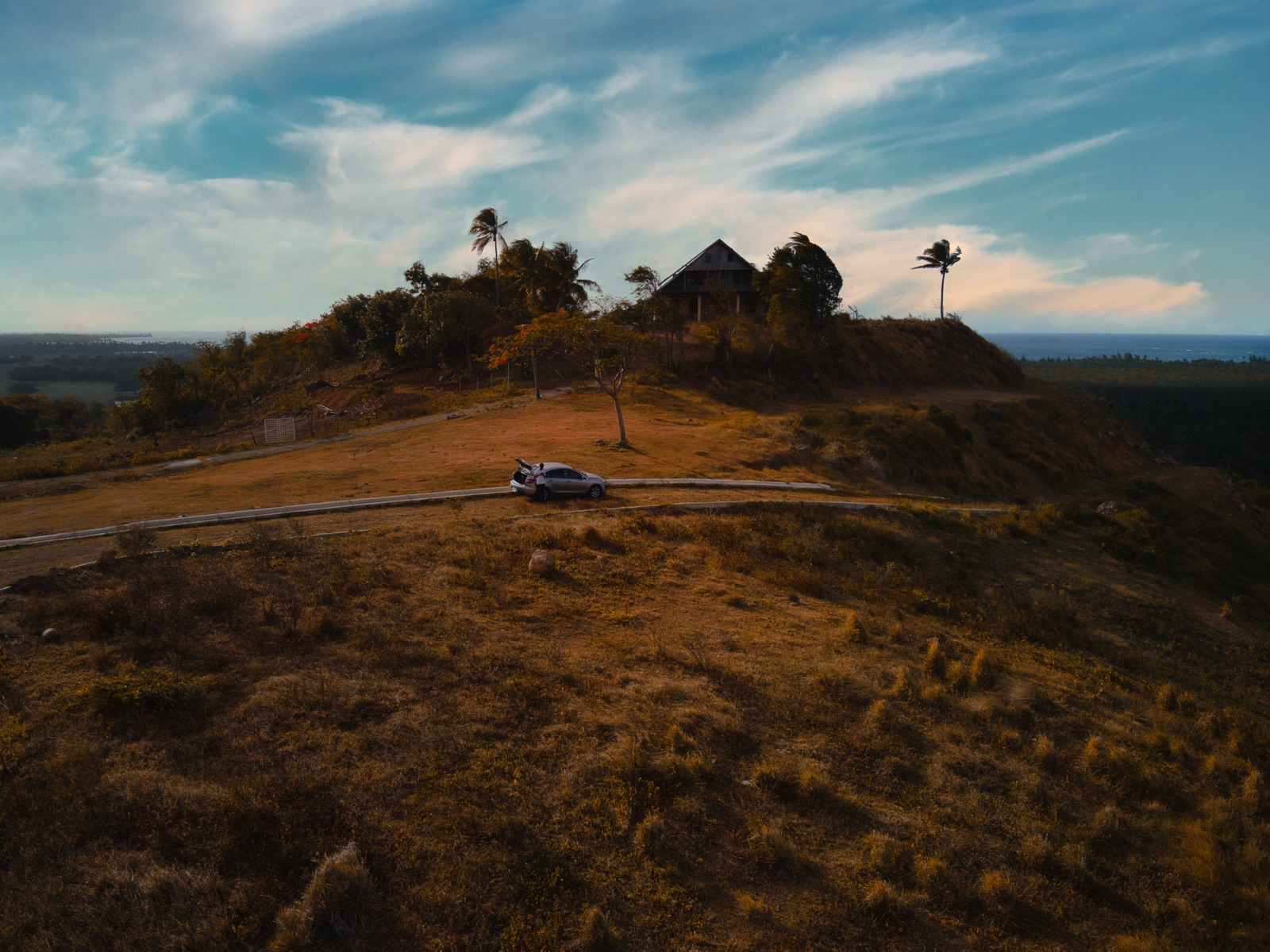Toma aérea con drone de villa rural al atardecer